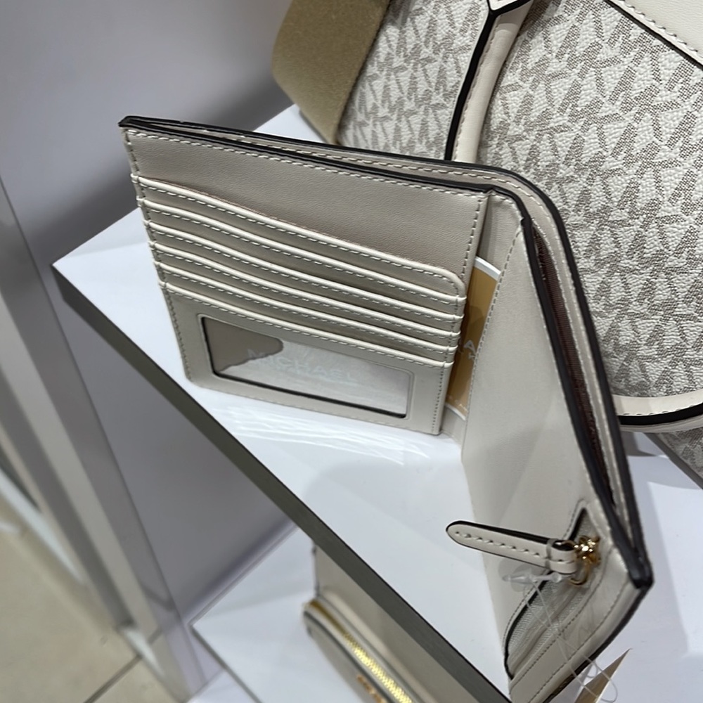 Michael Kors Jet Set Travel Passport Wallet
Light Cream Signature/Golden-NWT - Picture 11 of 16